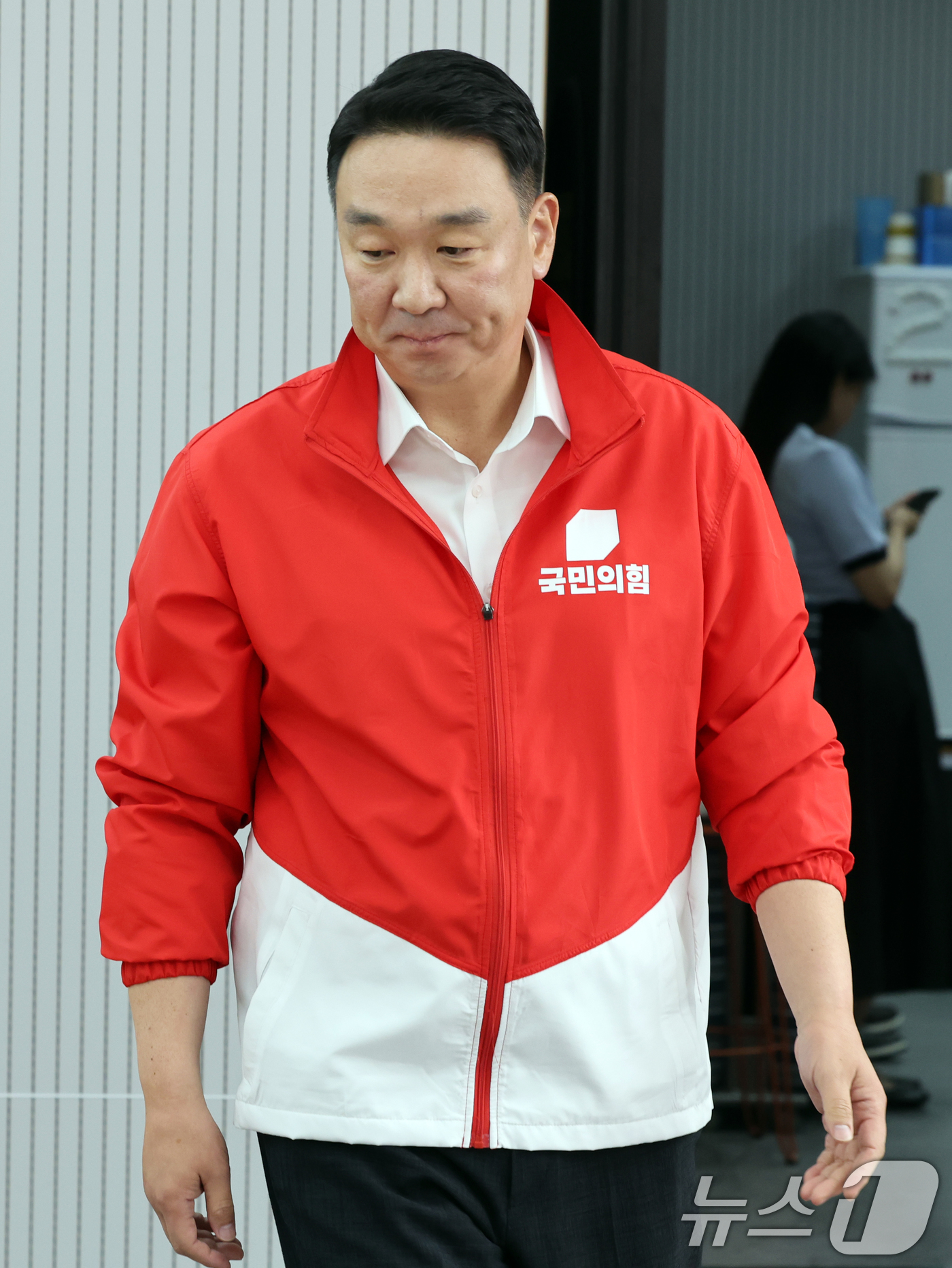 (서울=뉴스1) 황기선 기자 = 정희용 국민의힘 선거대책본부장이 28일 오전 서울 여의도 중앙당사에서 열린 6·3 전국동시지방선거 관련 기자간담회에 입장하고 있다.  2026.5. …
