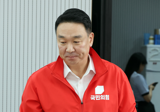기자간담회 입장하는 정희용 본부장