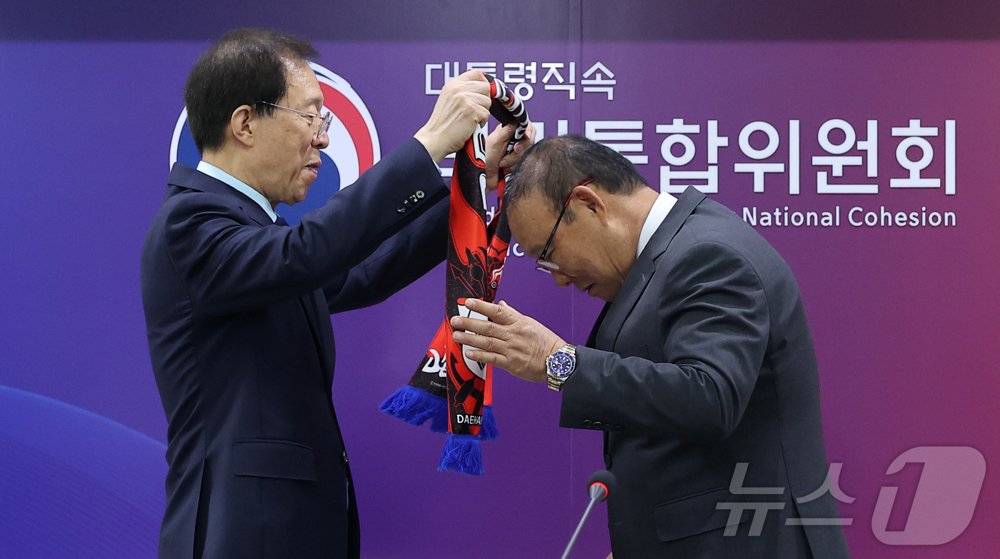(서울=뉴스1) 김성진 기자 = 이석연 국민통합위원장이 28일 서울 종로구 정부서울청사에서 열린 국민통합위원회 홍보대사 위촉식에서 홍보대사로 위촉된 박항서 북중미월드컵 지원단장에게 …
