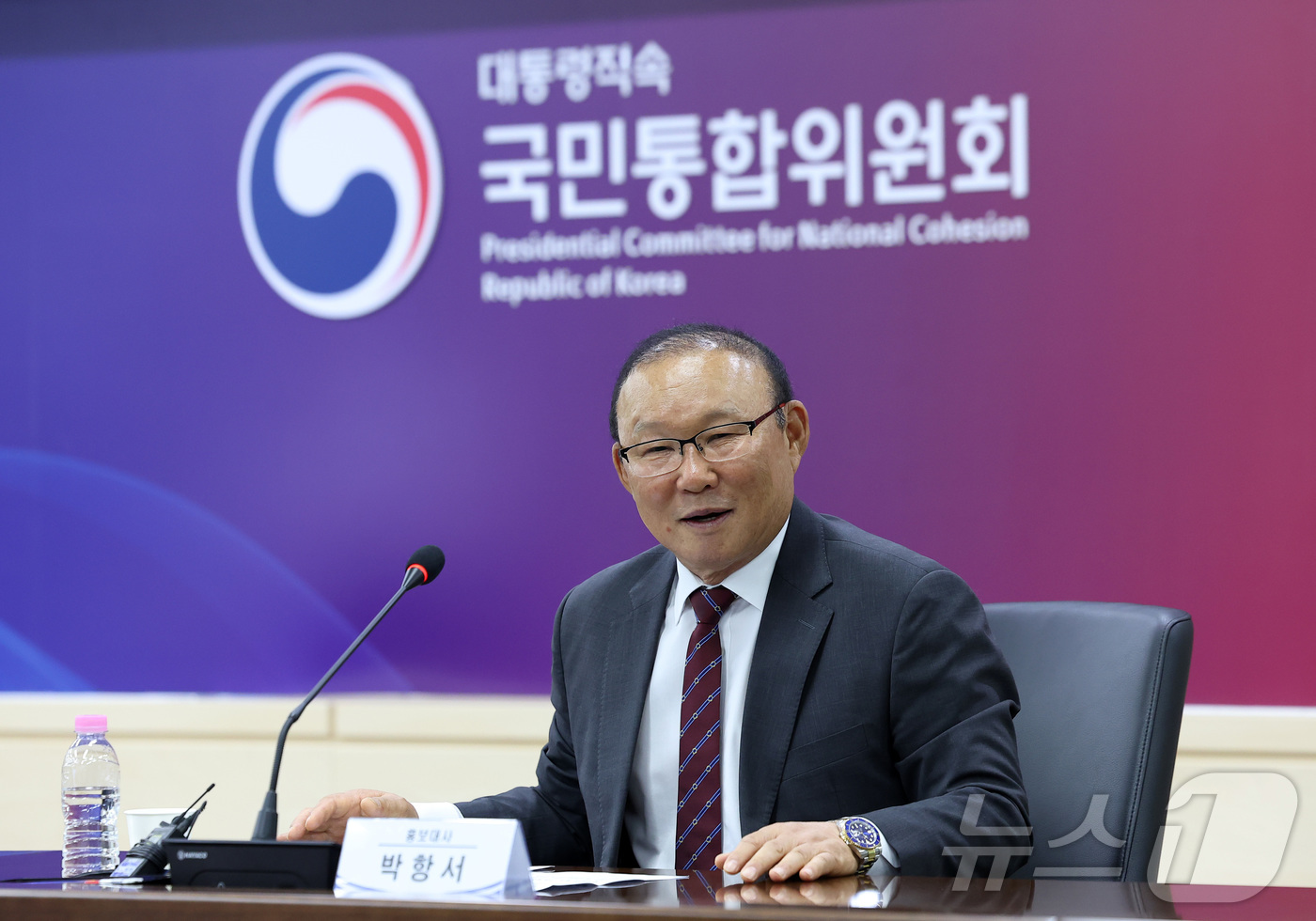 (서울=뉴스1) 김성진 기자 = 박항서 북중미월드컵 지원단장이 28일 서울 종로구 정부서울청사에서 열린 국민통합위원회 홍보대사 위촉식에서 홍보대사로 위촉된 후 소감을 말하고 있다. …