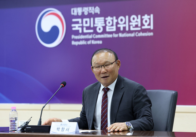 홍보대사 소감 말하는 박항서 지원단장