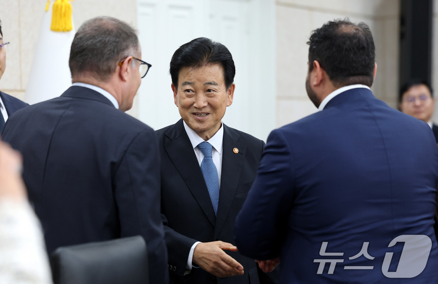 (서울=뉴스1) 박지혜 기자 = 정동영 통일부 장관이 28일 서울 종로구 남북회담본부에서 열린 EU의회 한반도관계대표단 면담에 앞서 참석자들과 인사를 나누고 있다. 2026.5.2 …