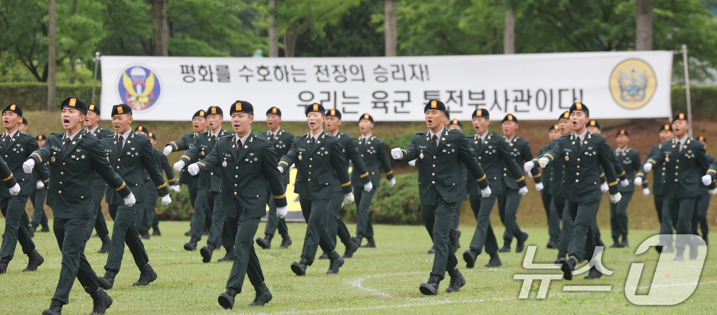 (경기광주=뉴스1) 김영운 기자 = 28일 경기 광주시 육군 특수전학교에서 열린 '특전부사관 263기 임관식'에서 신임 특전부사관들이 연병장에 들어서고 있다. 2026.5.28/뉴 …