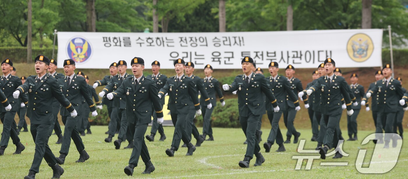 본문 이미지 - 28일 경기 광주시 육군 특수전학교에서 열린 '특전부사관 263기 임관식'에서 신임 특전부사관들이 연병장에 들어서고 있다. 2026.5.28 ⓒ 뉴스1 김영운 기자