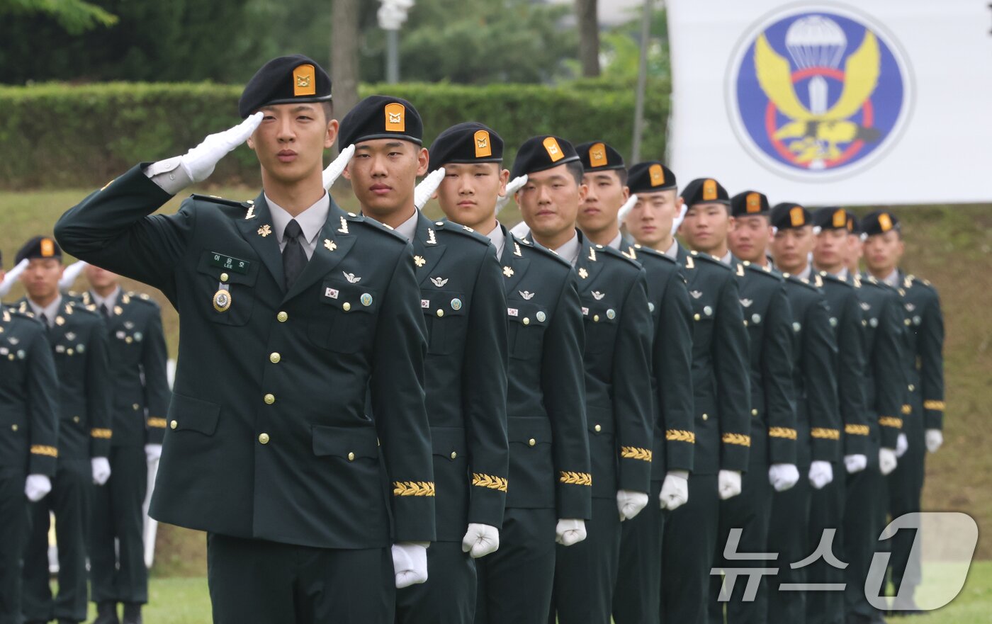 본문 이미지 - 28일 경기 광주시 육군 특수전학교에서 열린 '특전부사관 263기 임관식'에서 신임 특전부사관들이 경례를 하고 있다. 2026.5.28 ⓒ 뉴스1 김영운 기자