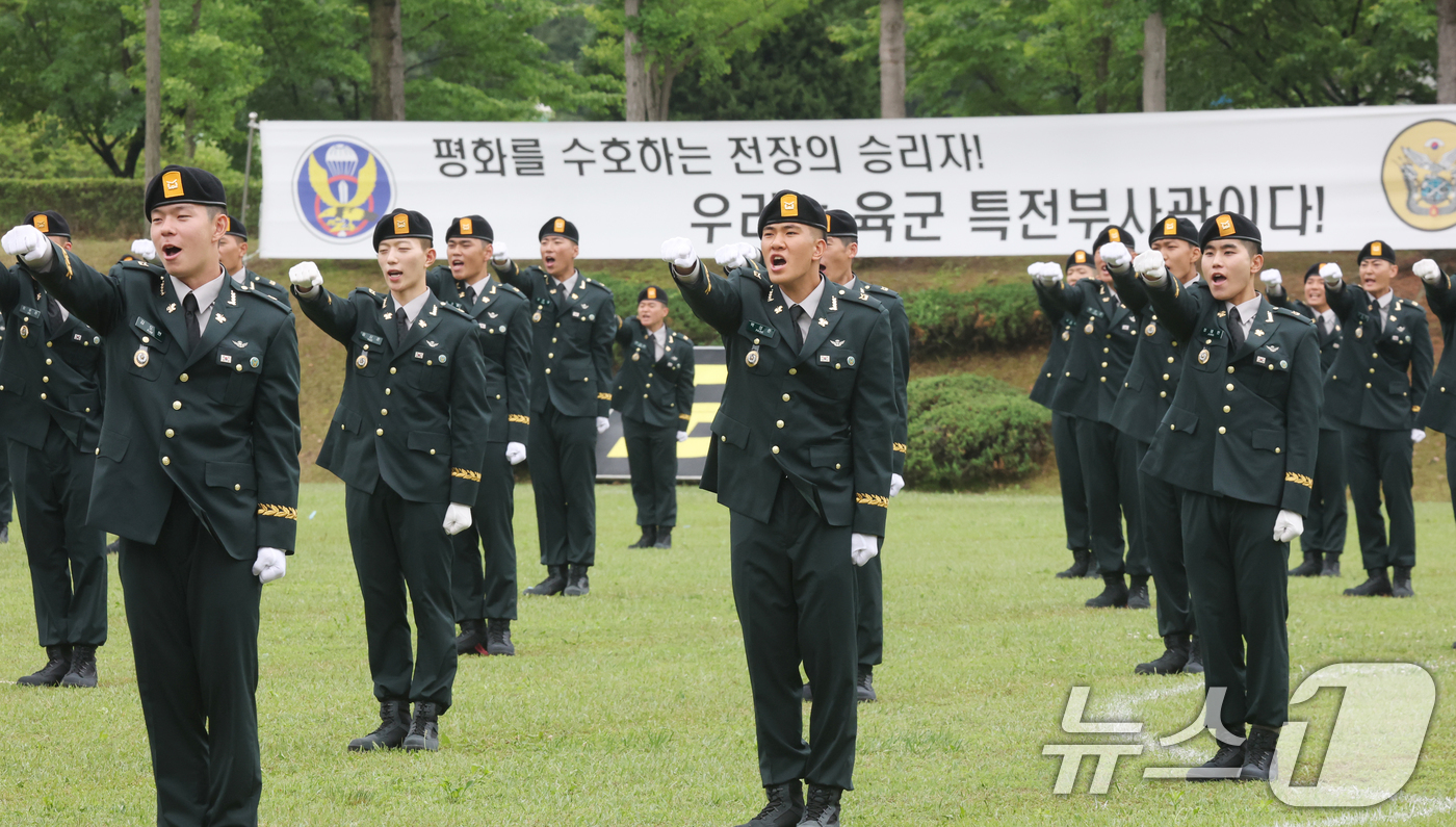 (경기광주=뉴스1) 김영운 기자 = 28일 경기 광주시 육군 특수전학교에서 열린 '특전부사관 263기 임관식'에서 신임 특전부사관들이 특전부대 신조제창을 하고 있다. 2026.5. …