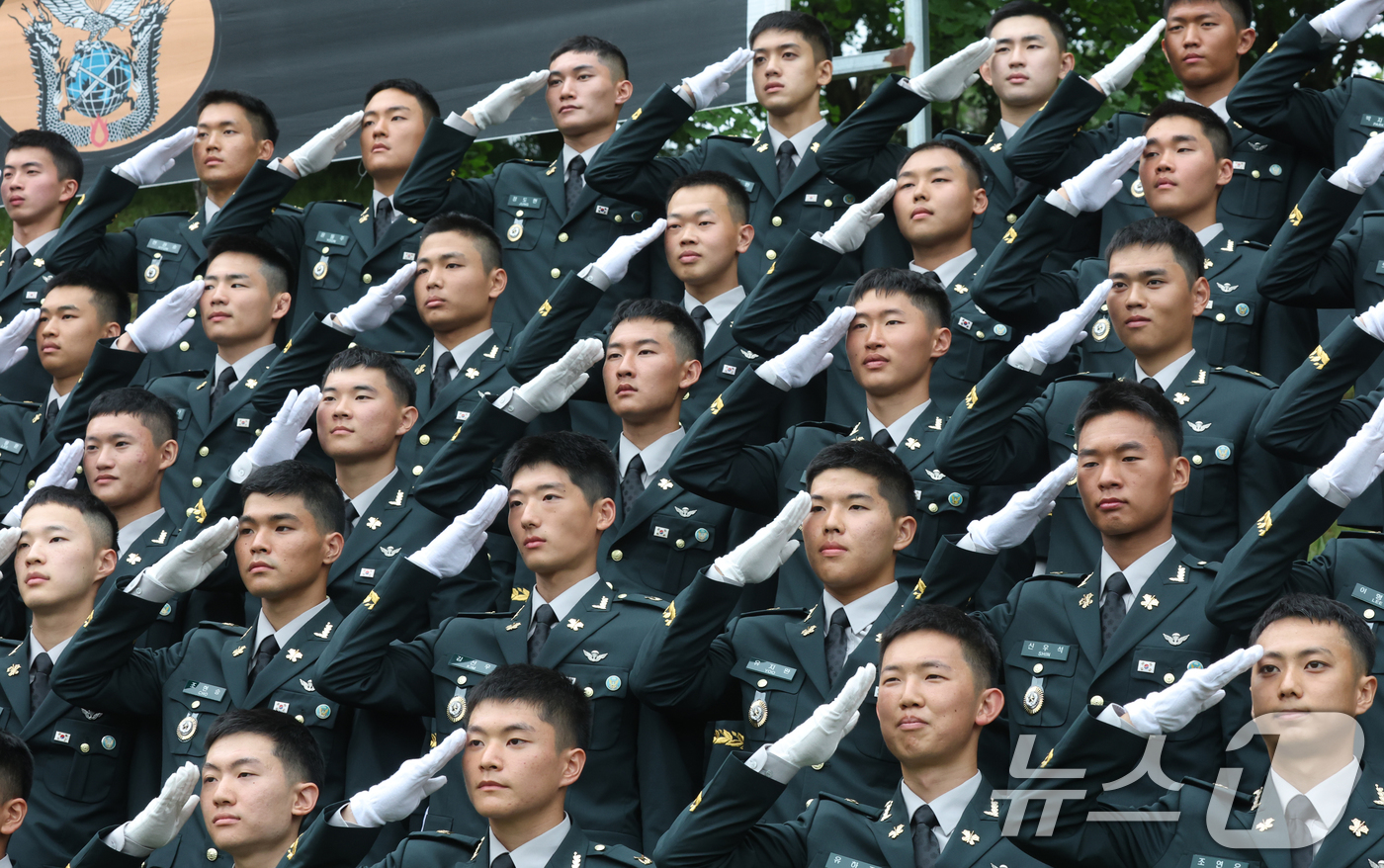 (경기광주=뉴스1) 김영운 기자 = 28일 경기 광주시 육군 특수전학교에서 열린 '특전부사관 263기 임관식'에서 신임 특전부사관들이 경례를 하고 있다. 2026.5.28/뉴스1