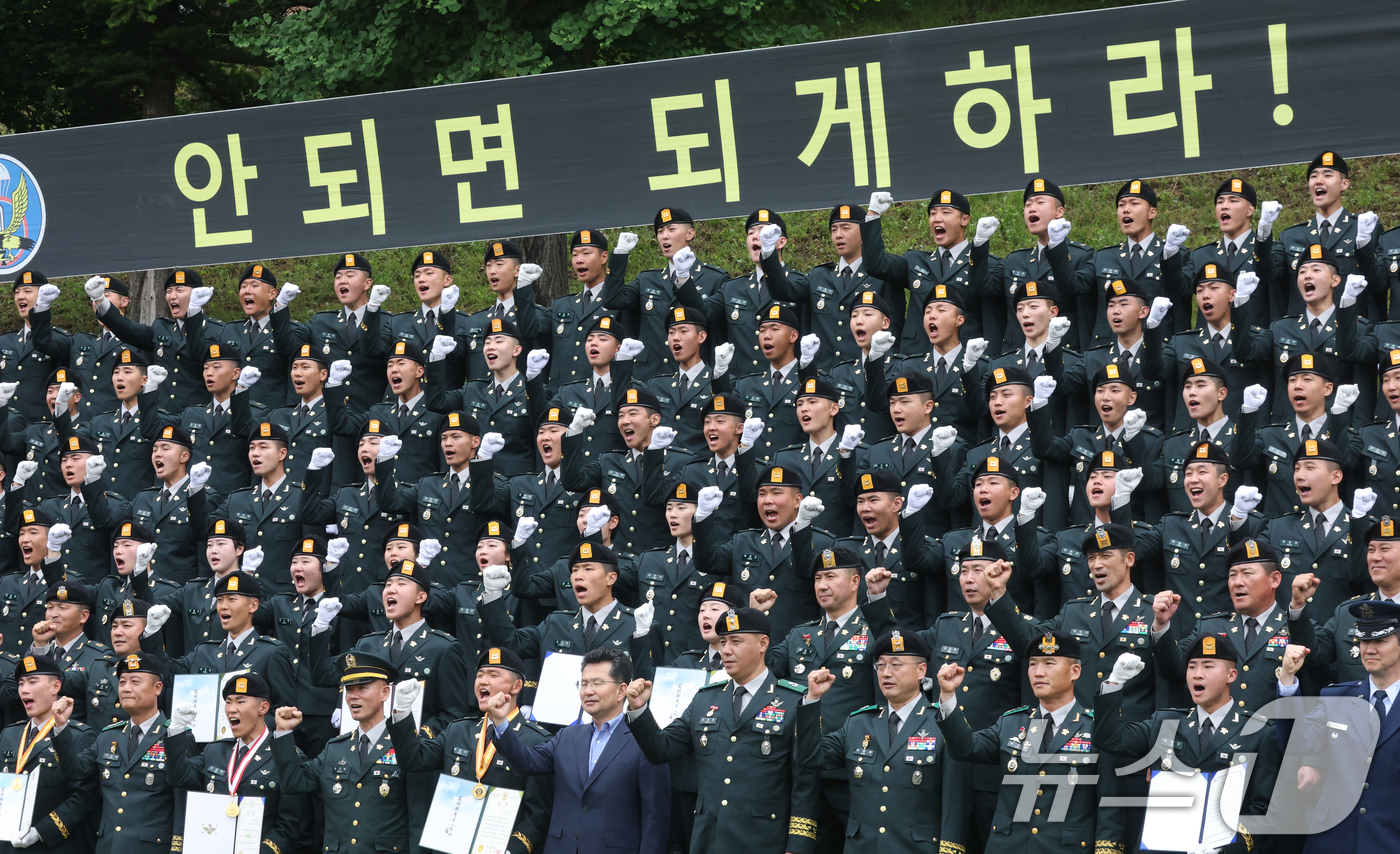 (경기광주=뉴스1) 김영운 기자 = 28일 경기 광주시 육군 특수전학교에서 열린 '특전부사관 263기 임관식'에서 신임 특전부사관들이 기념촬영을 하고 있다. 2026.5.28/뉴스 …