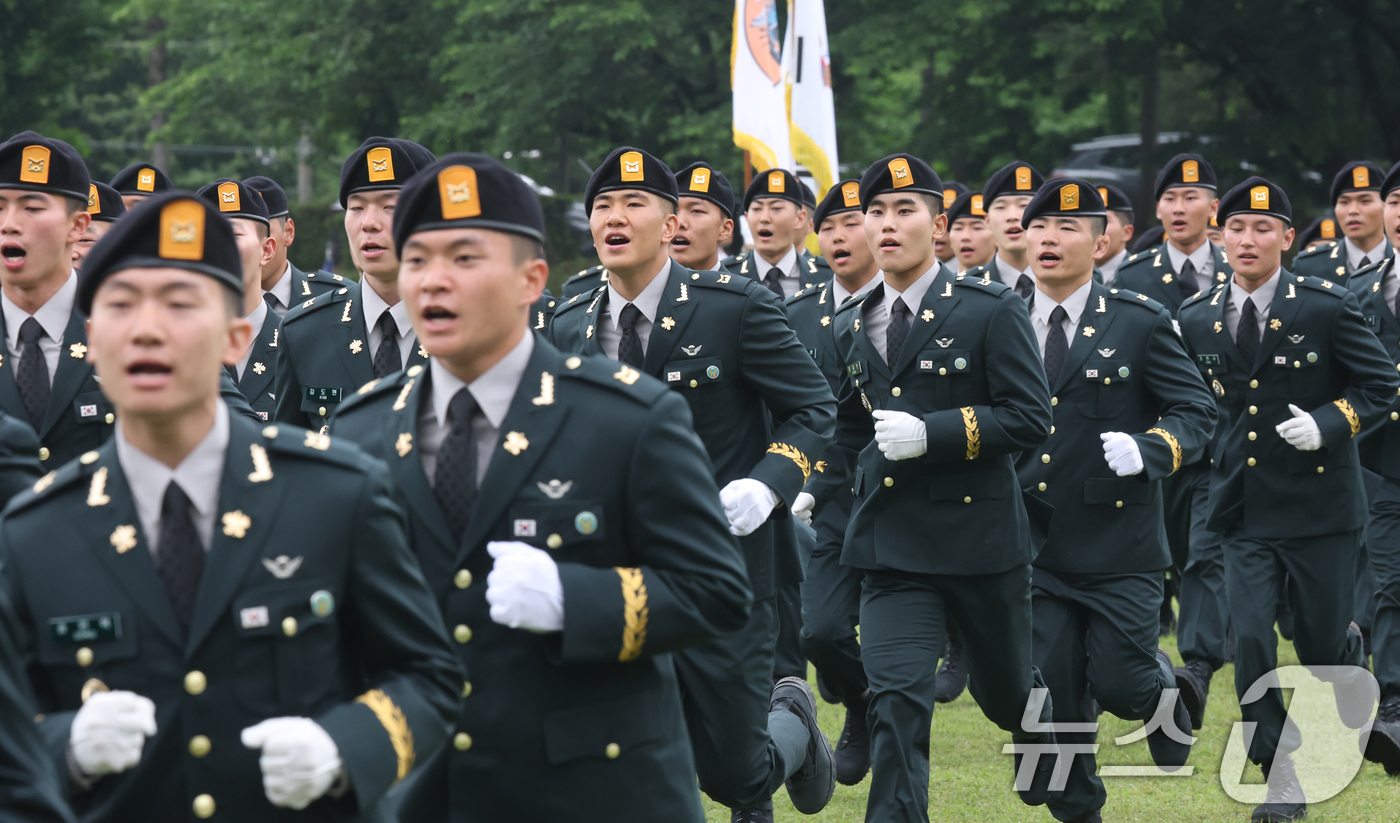 (경기광주=뉴스1) 김영운 기자 = 28일 경기 광주시 육군 특수전학교에서 열린 '특전부사관 263기 임관식'에서 신임 특전부사관들이 연병장을 뛰어가고 있다. 2026.5.28/뉴 …
