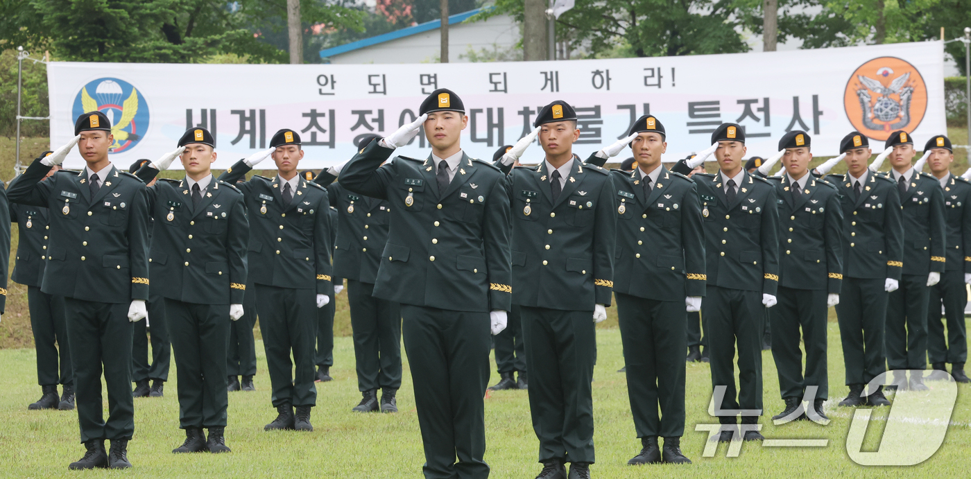 (경기광주=뉴스1) 김영운 기자 = 28일 경기 광주시 육군 특수전학교에서 열린 '특전부사관 263기 임관식'에서 신임 특전부사관들이 경례를 하고 있다. 2026.5.28/뉴스1