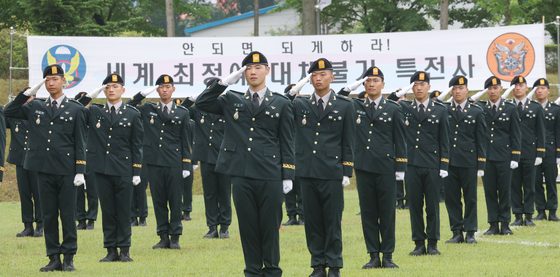 신임 특전부사관의 힘찬 경례