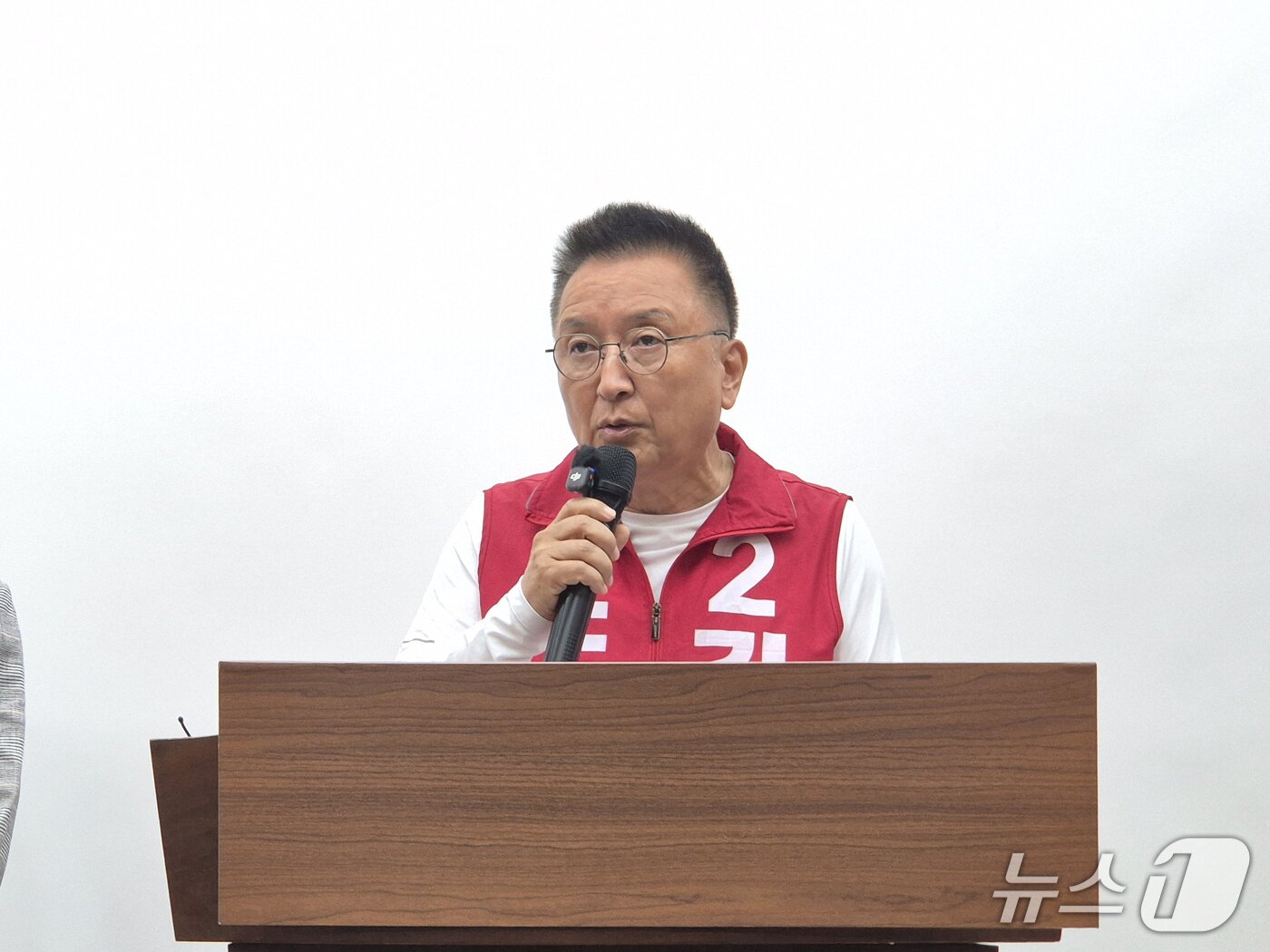 본문 이미지 - 김영환 국민의힘 충북지사 후보가 28일 도청 브리핑룸에서 기자회견을 해 6·3 지방선거 사전투표 참여를 독려하고 있다. 2026.5.28/뉴스1