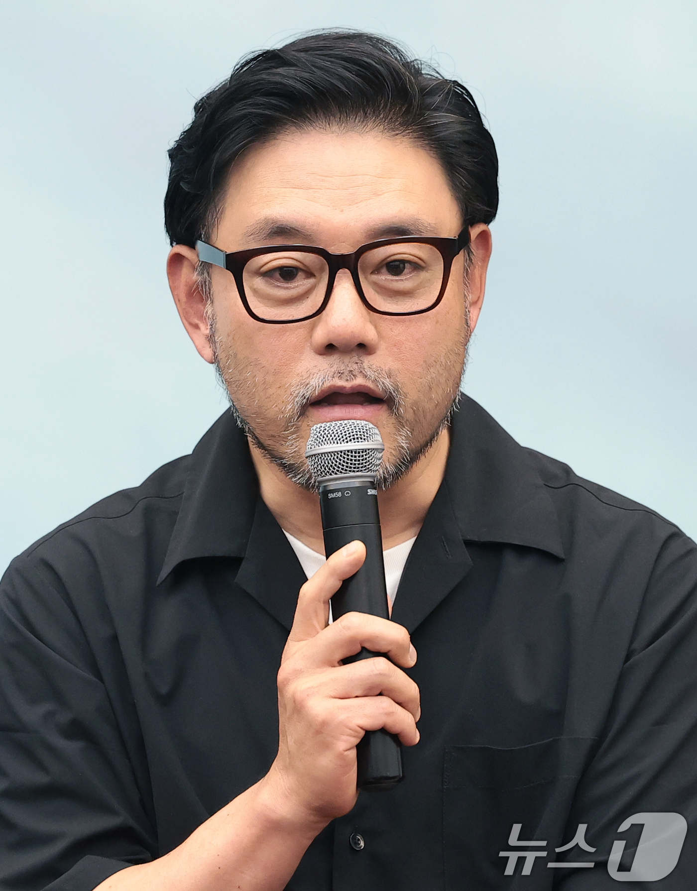 (서울=뉴스1) 권현진 기자 = 바리톤 양준모가 28일 서울 서초구 N스튜디오에서 열린 ‘피터 그라임스’ 기자간담회에서 인사말을 하고 있다. 2026.5.28/뉴스1
