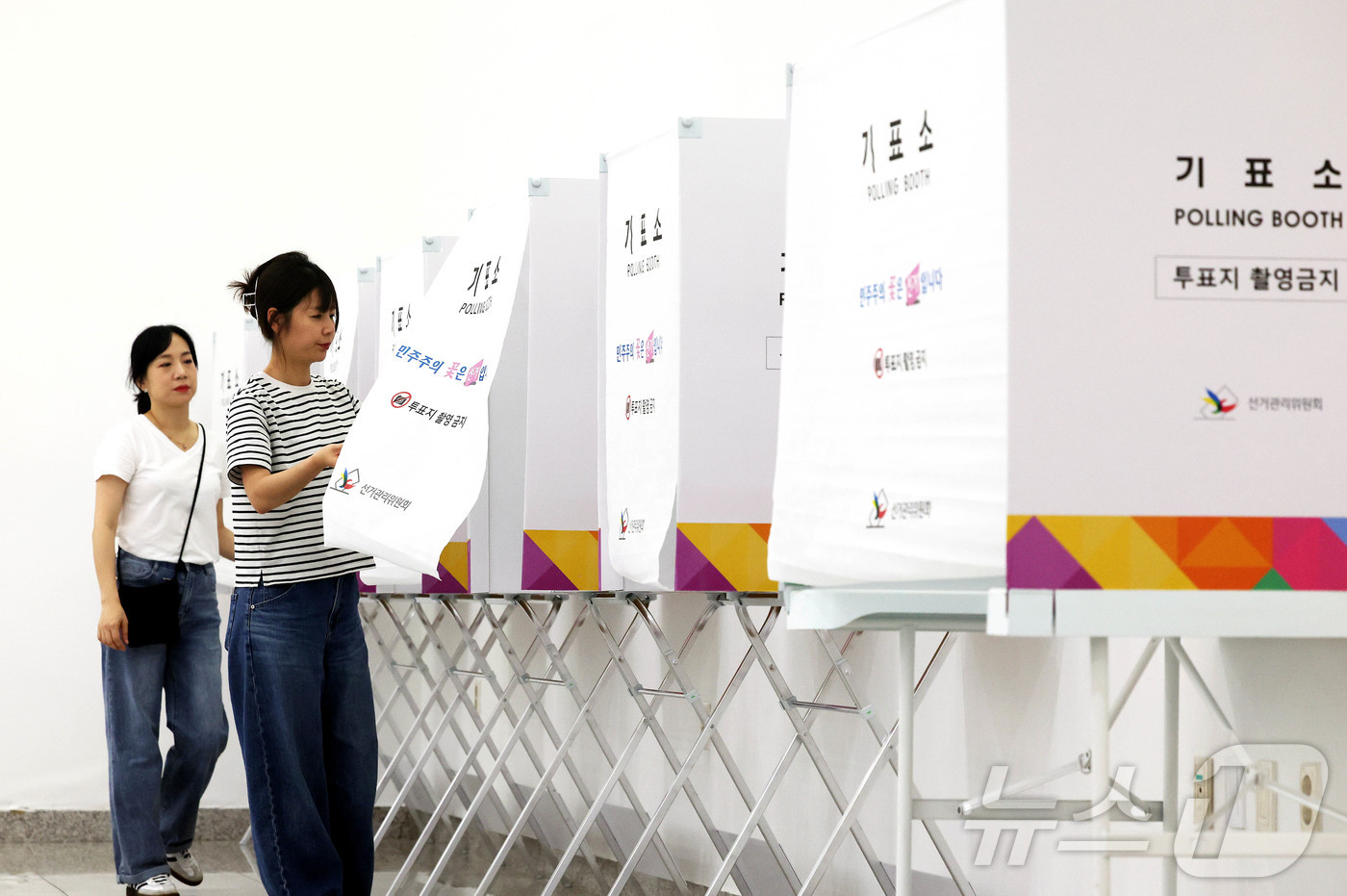 (광주=뉴스1) 박지현 기자 = 전국동시지방선거 사전투표를 하루 앞둔 28일 광주 북구 용봉동 사전투표소로 지정된 전남대학교 용지관컨벤션홀에서 동행정복지센터 투표 사무원들이 사전투 …