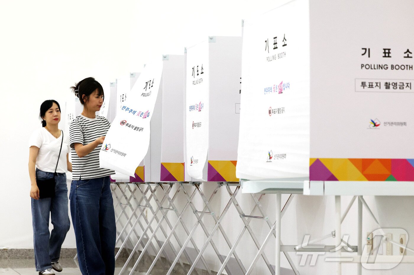 본문 이미지 - 전국동시지방선거 사전투표를 하루 앞둔 28일 광주 북구 용봉동 사전투표소로 지정된 전남대학교 용지관컨벤션홀에서 동행정복지센터 투표 사무원들이 사전투표소를 설치하고 있다. (광주 북구 제공. 재판매 및 DB 금지) 2026.5.28 ⓒ 뉴스1 박지현 기자