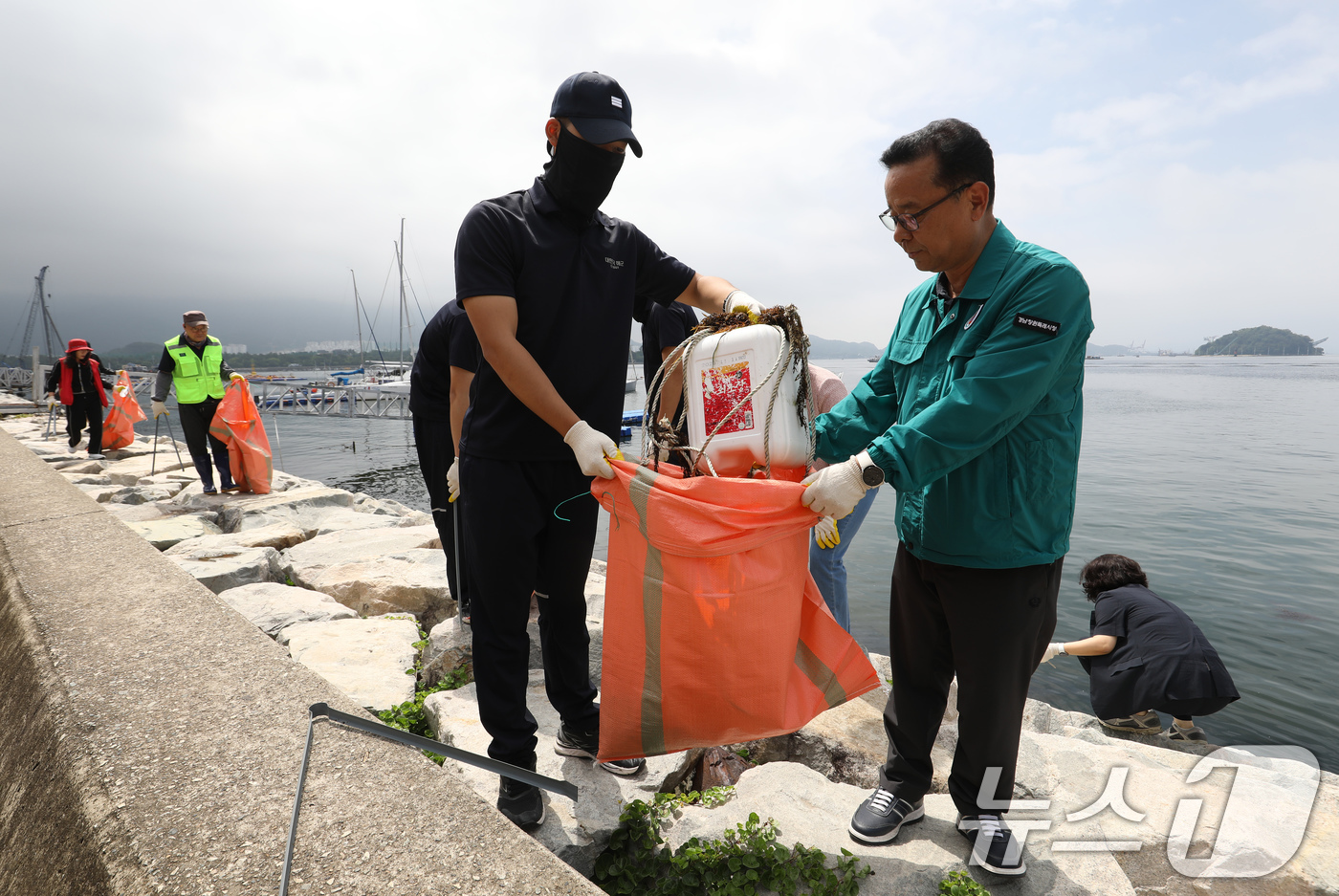 (창원=뉴스1) 윤일지 기자 = 28일 경남 창원 진해구 진해루 일대에서 해군 장병들이 민·관·군 합동 해양환경 정화활동을 하고 있다.이번 합동 해양환경 정화활에는 해군진해기지사령 …