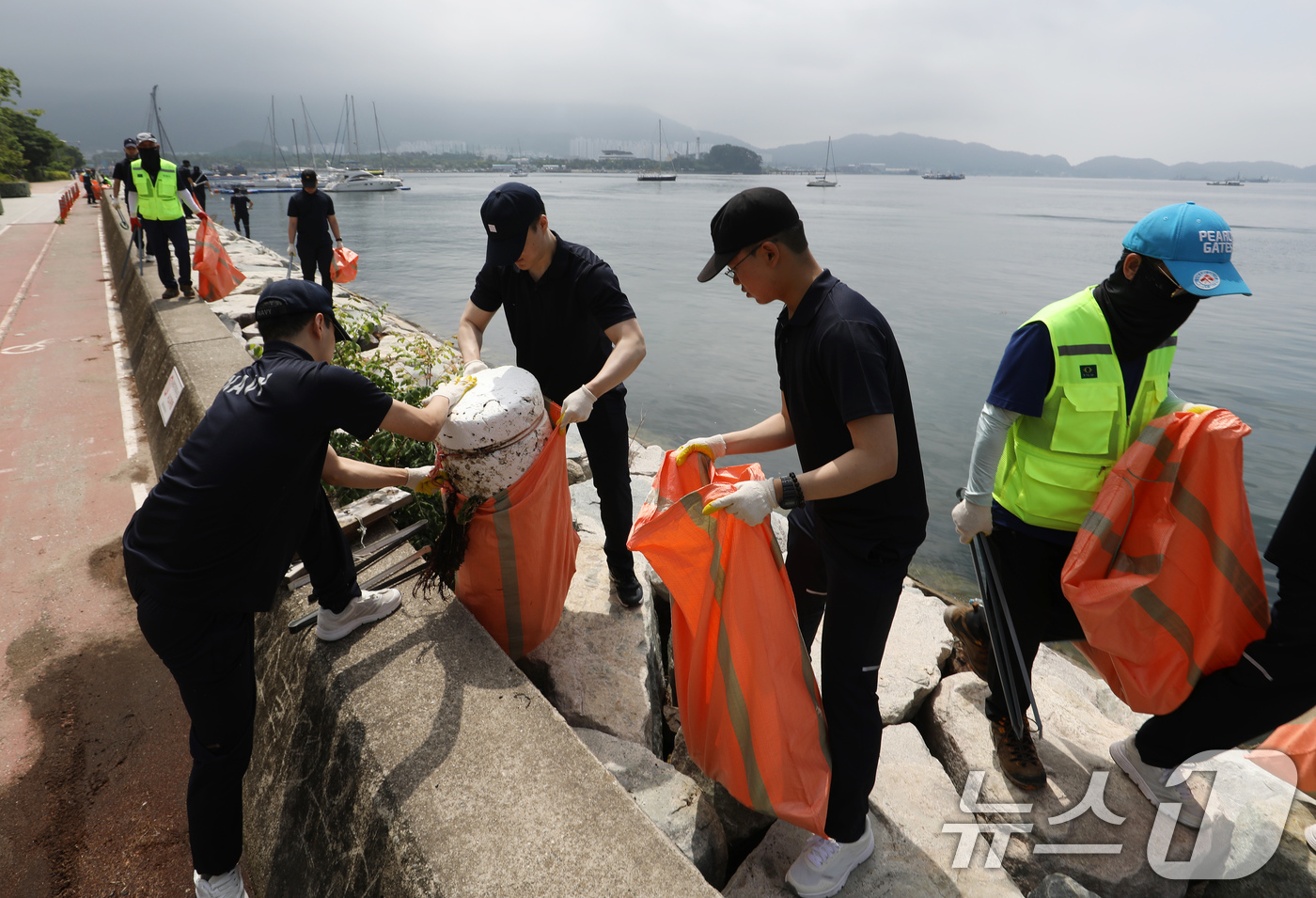 (창원=뉴스1) 윤일지 기자 = 28일 경남 창원 진해구 진해루 일대에서 해군 장병들이 민·관·군 합동 해양환경 정화활동을 하고 있다.이번 합동 해양환경 정화활에는 해군진해기지사령 …