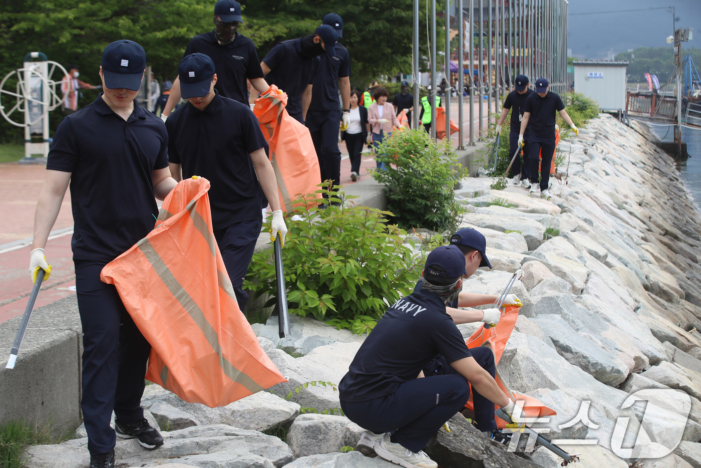 (창원=뉴스1) 윤일지 기자 = 28일 경남 창원 진해구 진해루 일대에서 해군 장병들이 민·관·군 합동 해양환경 정화활동을 하고 있다.이번 합동 해양환경 정화활에는 해군진해기지사령 …