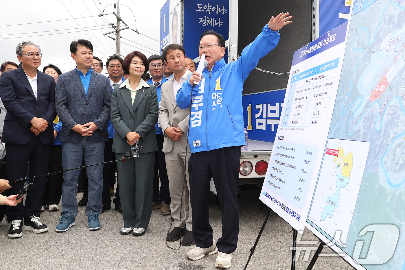 (군위=뉴스1) 공정식 기자 = 김부겸 더불어민주당 대구시장 후보가 한병도 원내대표, 한정애 정책위의장 등 여당 핵심 지도부, 복기왕 국회 국토교통위원회 간사, 손명수 의원 일행과 …