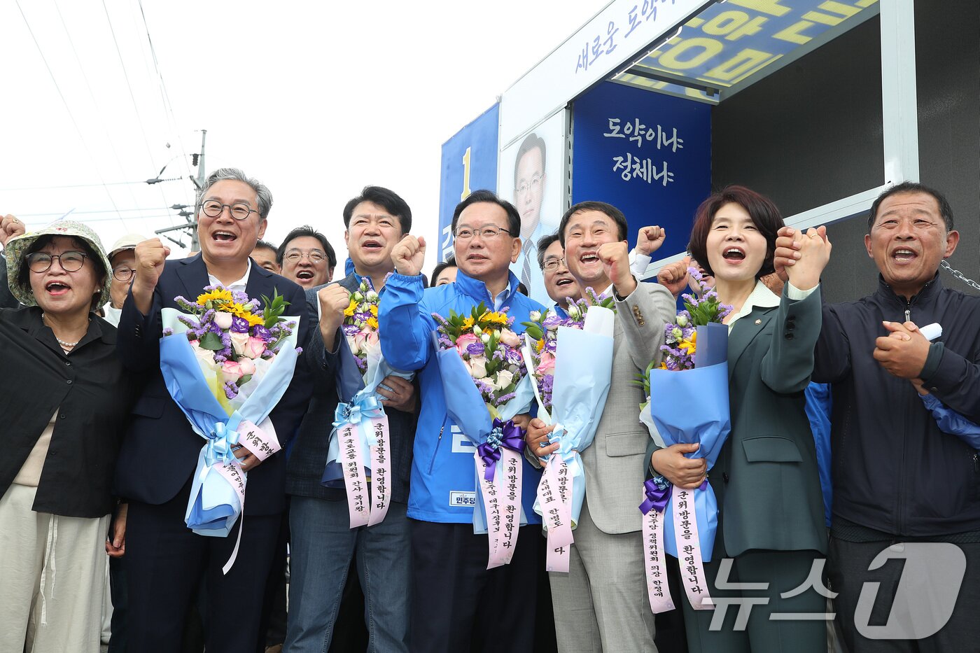 본문 이미지 - 김부겸 더불어민주당 대구시장 후보가 한병도 원내대표, 한정애 정책위의장 등 여당 핵심 지도부, 복기왕 국회 국토교통위원회 간사, 손명수 의원 일행과 28일 오전 대구 군위군 소보면 내의2리 대구경북 통합신공항 예정지를 찾아 참석자들과 파이팅을 외치고 있다. 2026.5.28 ⓒ 뉴스1 공정식 기자