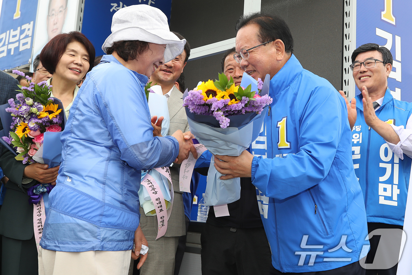 (군위=뉴스1) 공정식 기자 = 김부겸 더불어민주당 대구시장 후보가 한병도 원내대표, 한정애 정책위의장 등 여당 핵심 지도부, 복기왕 국회 국토교통위원회 간사, 손명수 의원 일행과 …