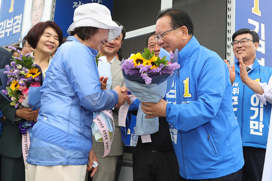 꽃다발 받는 김부겸