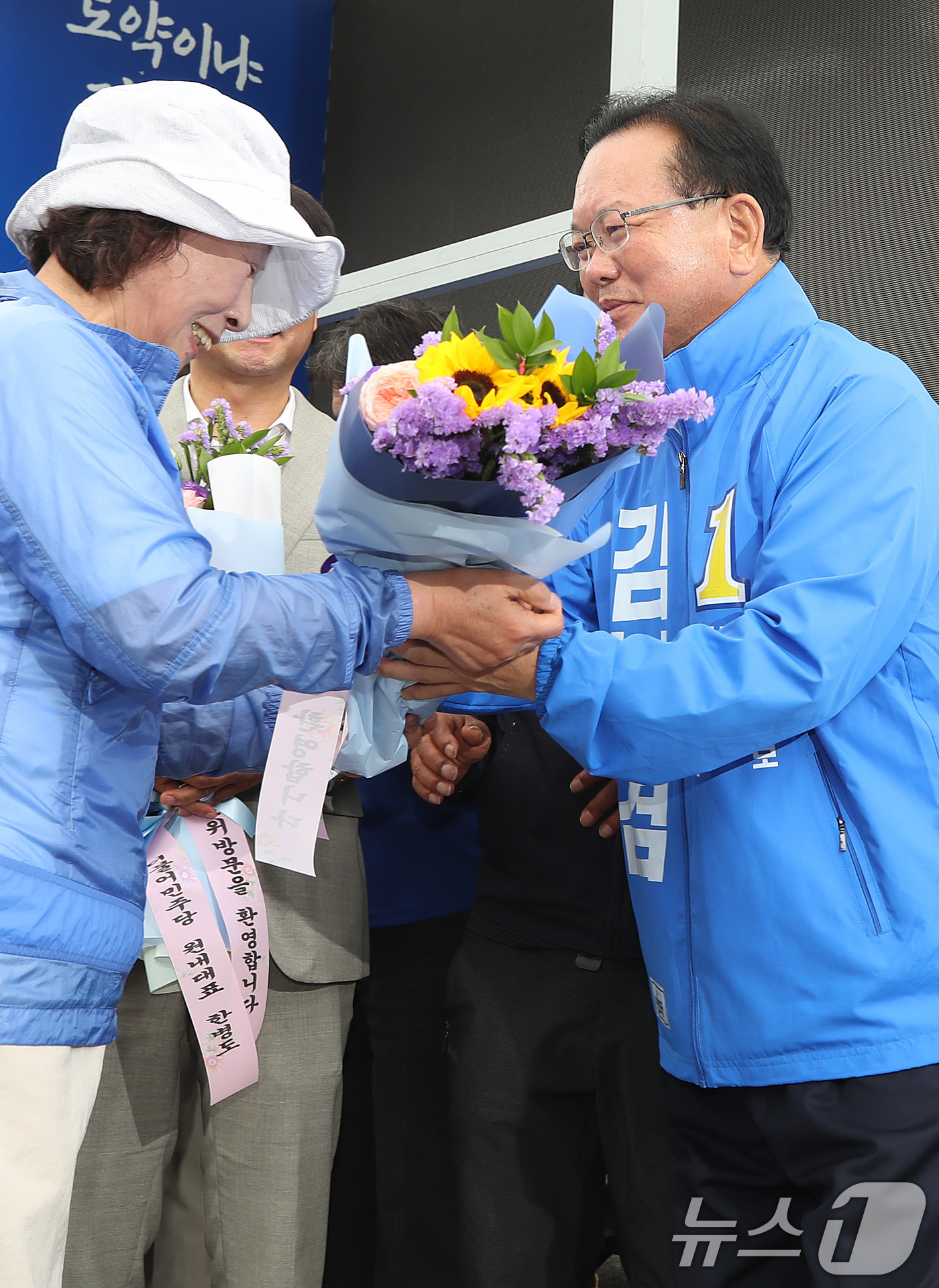 (군위=뉴스1) 공정식 기자 = 김부겸 더불어민주당 대구시장 후보가 한병도 원내대표, 한정애 정책위의장 등 여당 핵심 지도부, 복기왕 국회 국토교통위원회 간사, 손명수 의원 일행과 …