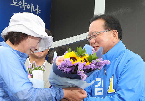 꽃다발 받는 김부겸