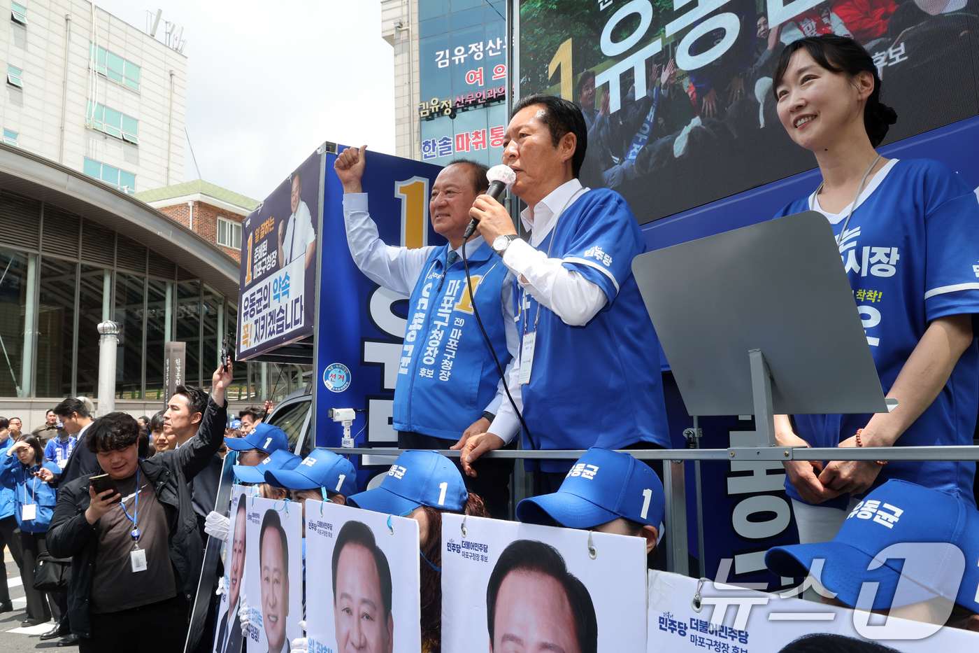 (서울=뉴스1) 황기선 기자 = 정청래 더불어민주당 대표가 28일 오후 서울 마포구 망원역 앞에서 유권자들에게 지지를 호소하고 있다.  2026.5.28/뉴스1