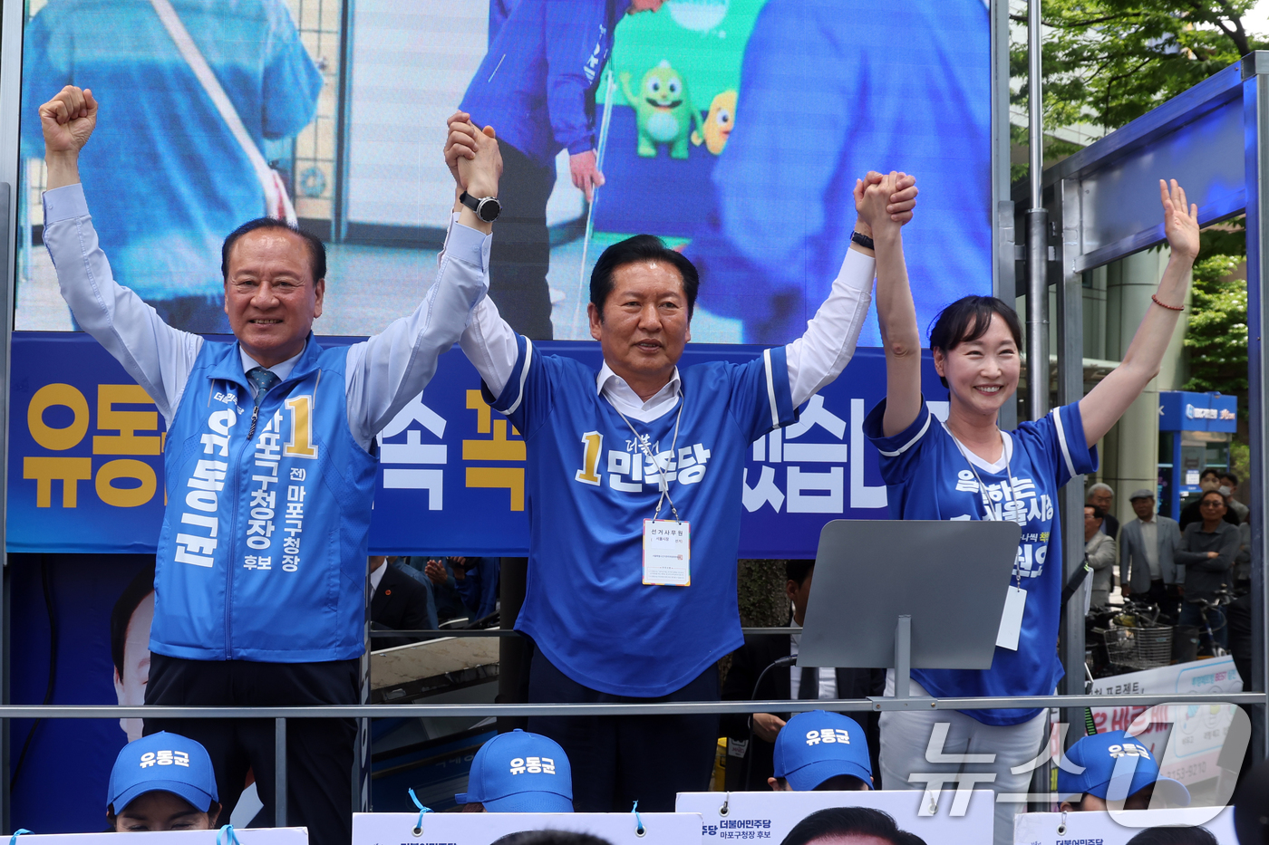 (서울=뉴스1) 황기선 기자 = 정청래 더불어민주당 대표가 28일 오후 서울 마포구 망원역 앞에서 유권자들에게 지지를 호소하고 있다.  2026.5.28/뉴스1