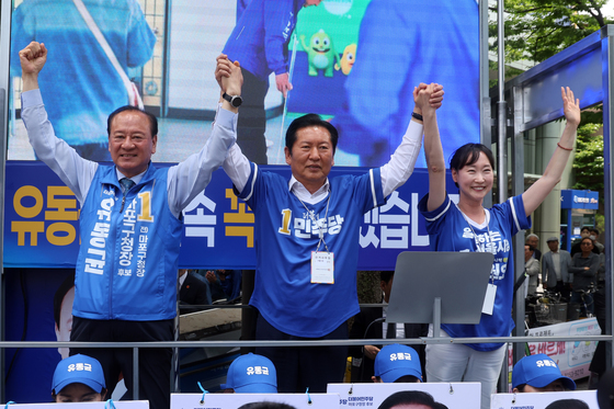 마포구 망원역에서 유세 펼치는 정청래 대표