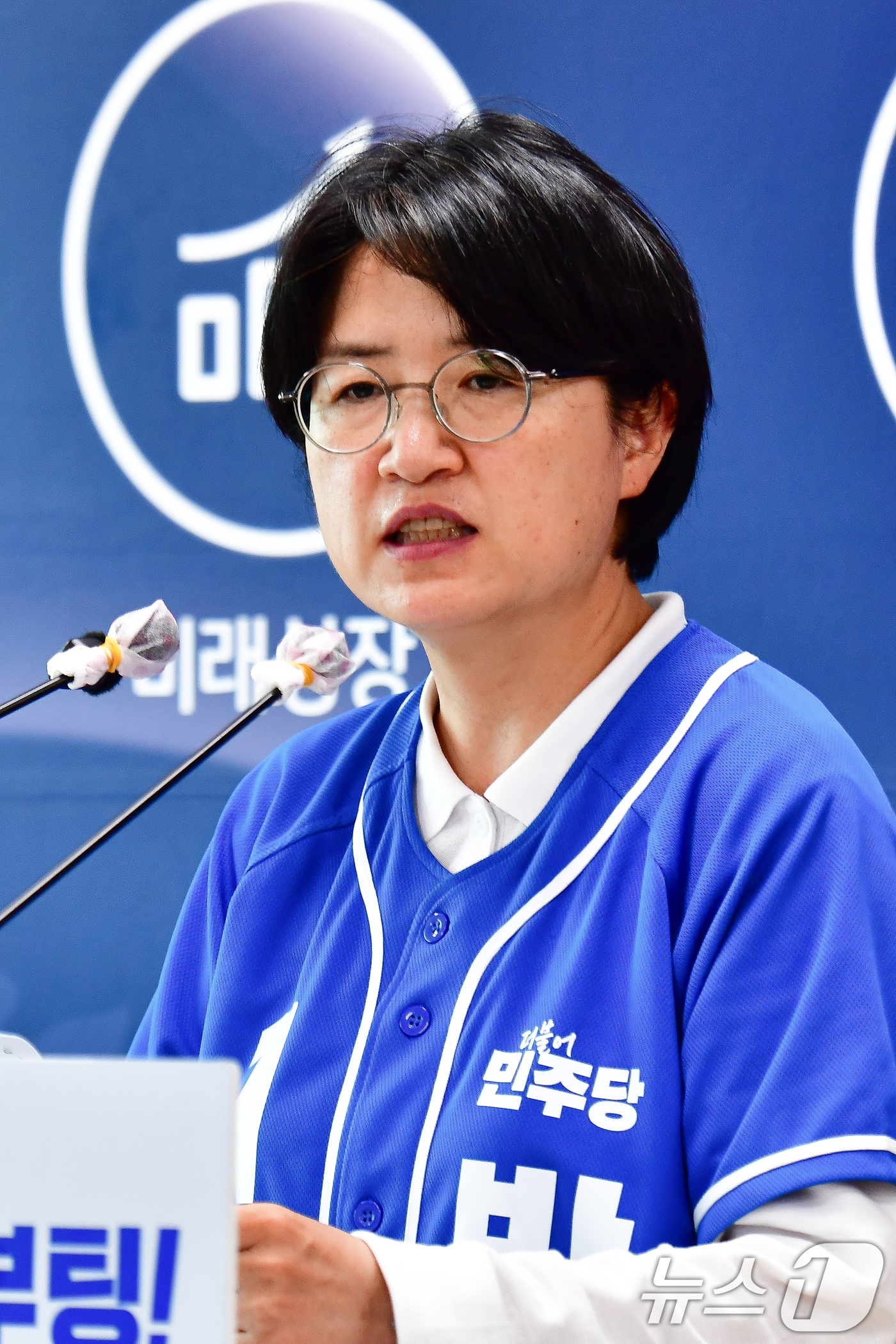 (포항=뉴스1) 최창호 기자 = 박희정 더불어민주당 포항시장 후보가 28일 시청 브리핑룸에서 기자회견을 열어 전날 TV토론회에 참석하지 않은 박용선 국민의힘 후보에게 분명한 입장을 …