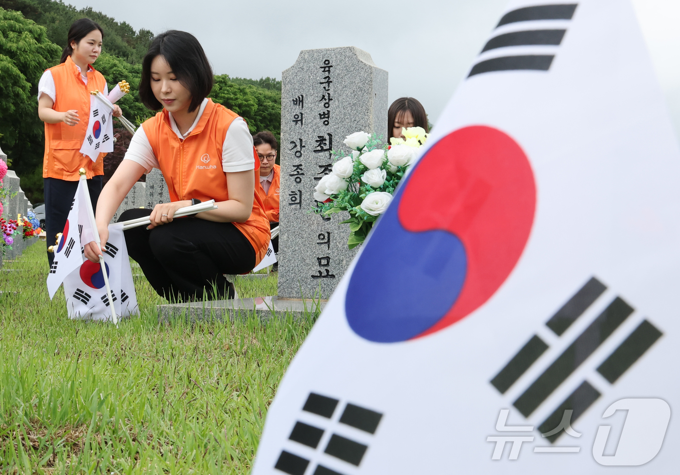 (대전=뉴스1) 김기태 기자 = 한화그룹 충청지역 사업장 임직원 60여명으로 구성된 충청지역봉사단이 28일 대전 유성구 국립대전현충원 장병 제3묘역에서 묘역 정화활동을 진행하고 있 …
