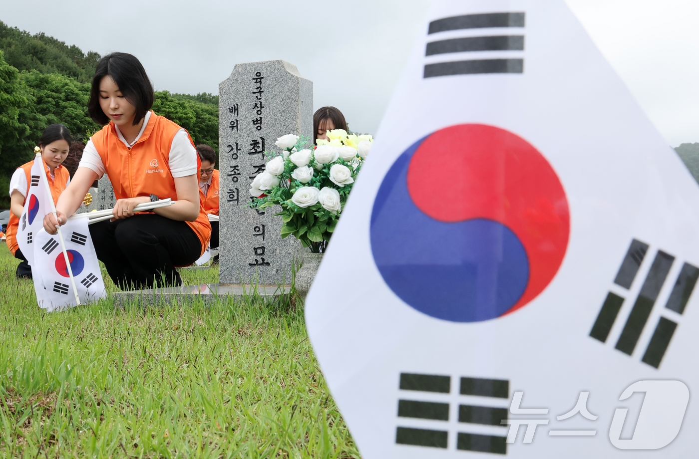 (대전=뉴스1) 김기태 기자 = 한화그룹 충청지역 사업장 임직원 60여명으로 구성된 충청지역봉사단이 28일 대전 유성구 국립대전현충원 장병 제3묘역에서 묘역 정화활동을 진행하고 있 …