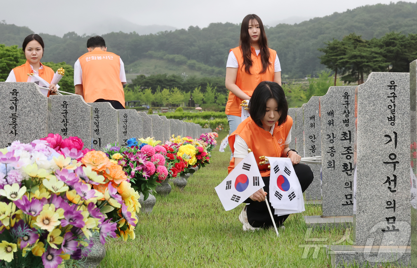 (대전=뉴스1) 김기태 기자 = 한화그룹 충청지역 사업장 임직원 60여명으로 구성된 충청지역봉사단이 28일 대전 유성구 국립대전현충원 장병 제3묘역에서 묘역 정화활동을 진행하고 있 …