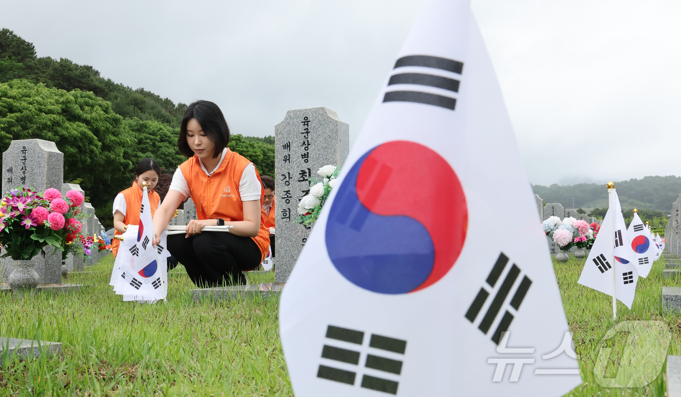 (대전=뉴스1) 김기태 기자 = 한화그룹 충청지역 사업장 임직원 60여명으로 구성된 충청지역봉사단이 28일 대전 유성구 국립대전현충원 장병 제3묘역에서 묘역 정화활동을 진행하고 있 …