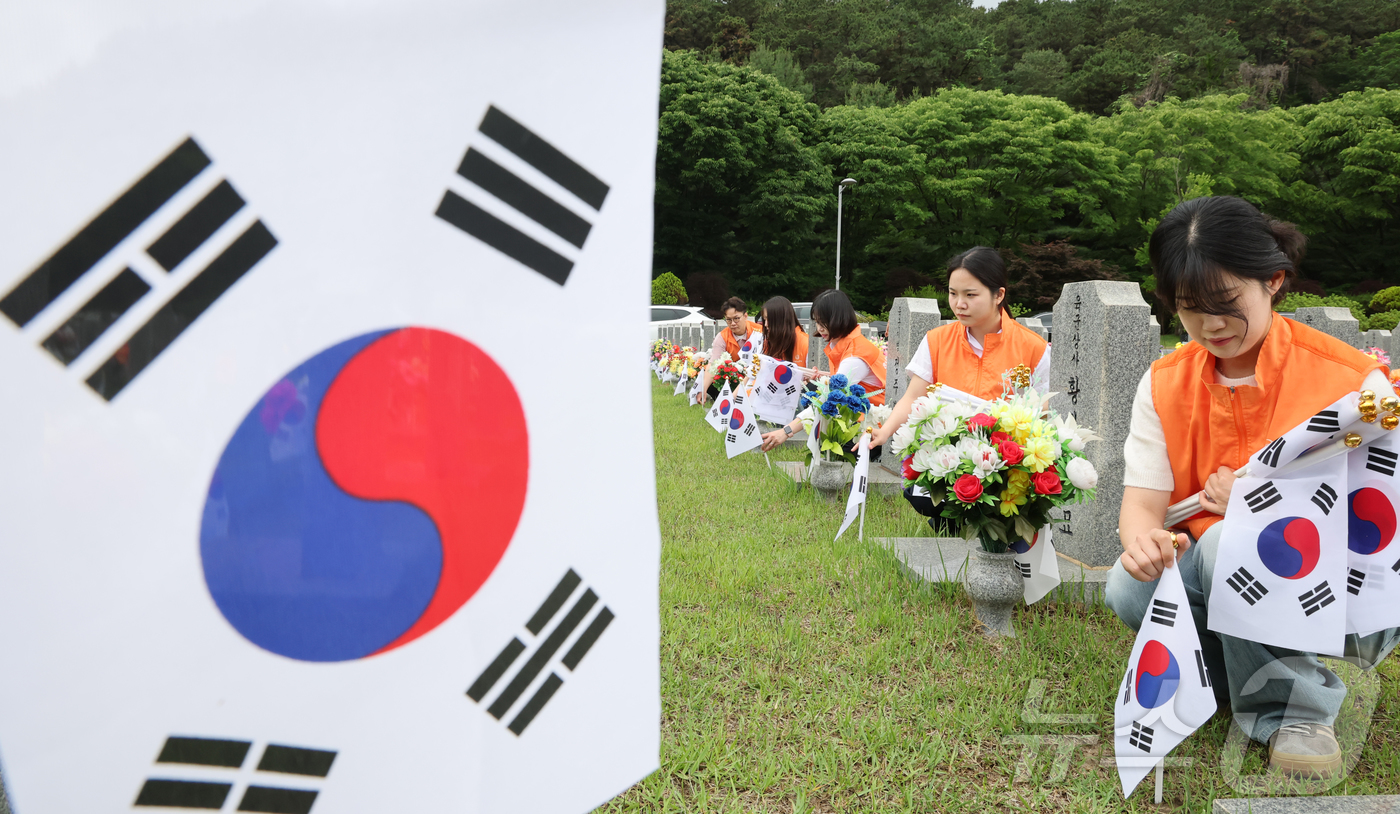(대전=뉴스1) 김기태 기자 = 한화그룹 충청지역 사업장 임직원 60여명으로 구성된 충청지역봉사단이 28일 대전 유성구 국립대전현충원 장병 제3묘역에서 묘역 정화활동을 진행하고 있 …