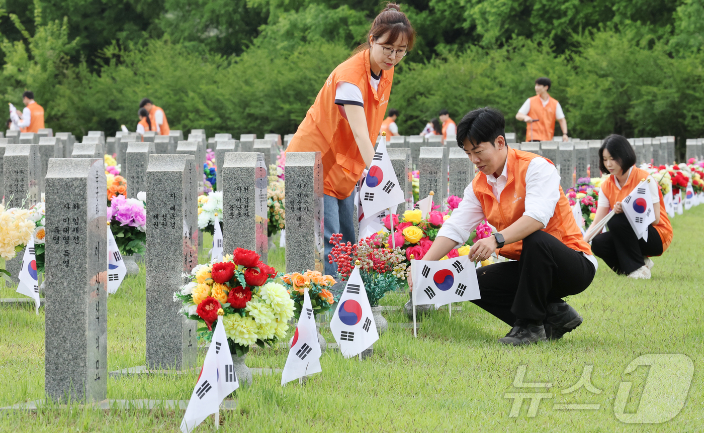 (대전=뉴스1) 김기태 기자 = 한화그룹 충청지역 사업장 임직원 60여명으로 구성된 충청지역봉사단이 28일 대전 유성구 국립대전현충원 장병 제3묘역에서 묘역 정화활동을 진행하고 있 …