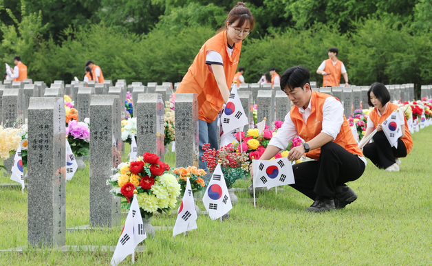 한화그룹 봉사단 묘역 정화