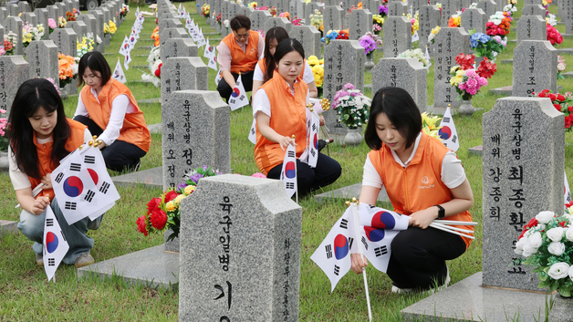한화그룹 충청지역봉사단, 국립대전현충원서 묘역 정화활동