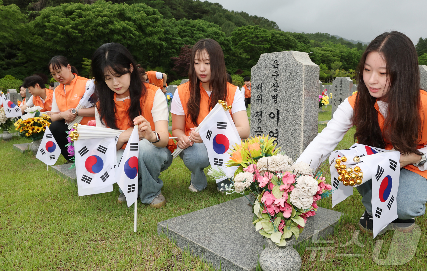 (대전=뉴스1) 김기태 기자 = 한화그룹 충청지역 사업장 임직원 60여명으로 구성된 충청지역봉사단이 28일 대전 유성구 국립대전현충원 장병 제3묘역에서 묘역 정화활동을 진행하고 있 …