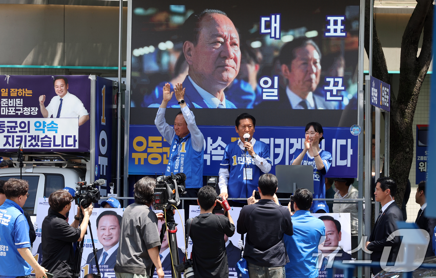 (서울=뉴스1) 황기선 기자 = 정청래 더불어민주당 대표가 28일 오후 서울 마포구 망원역 앞에서 유권자들에게 지지를 호소하고 있다.  2026.5.28/뉴스1