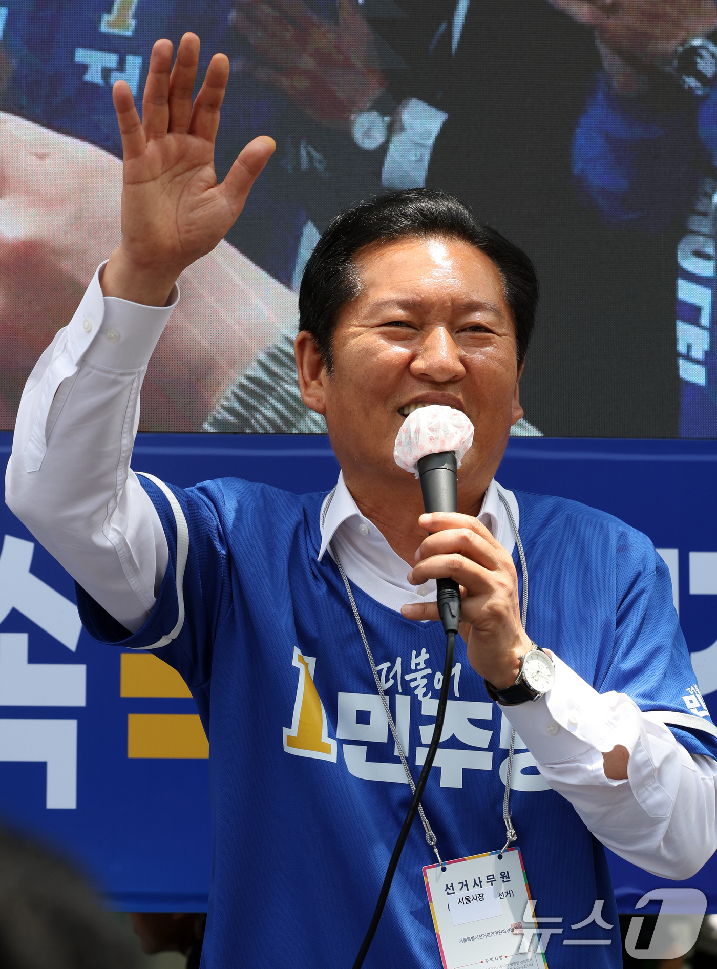 (서울=뉴스1) 황기선 기자 = 정청래 더불어민주당 대표가 28일 오후 서울 마포구 망원역 앞에서 유권자들에게 지지를 호소하고 있다.  2026.5.28/뉴스1