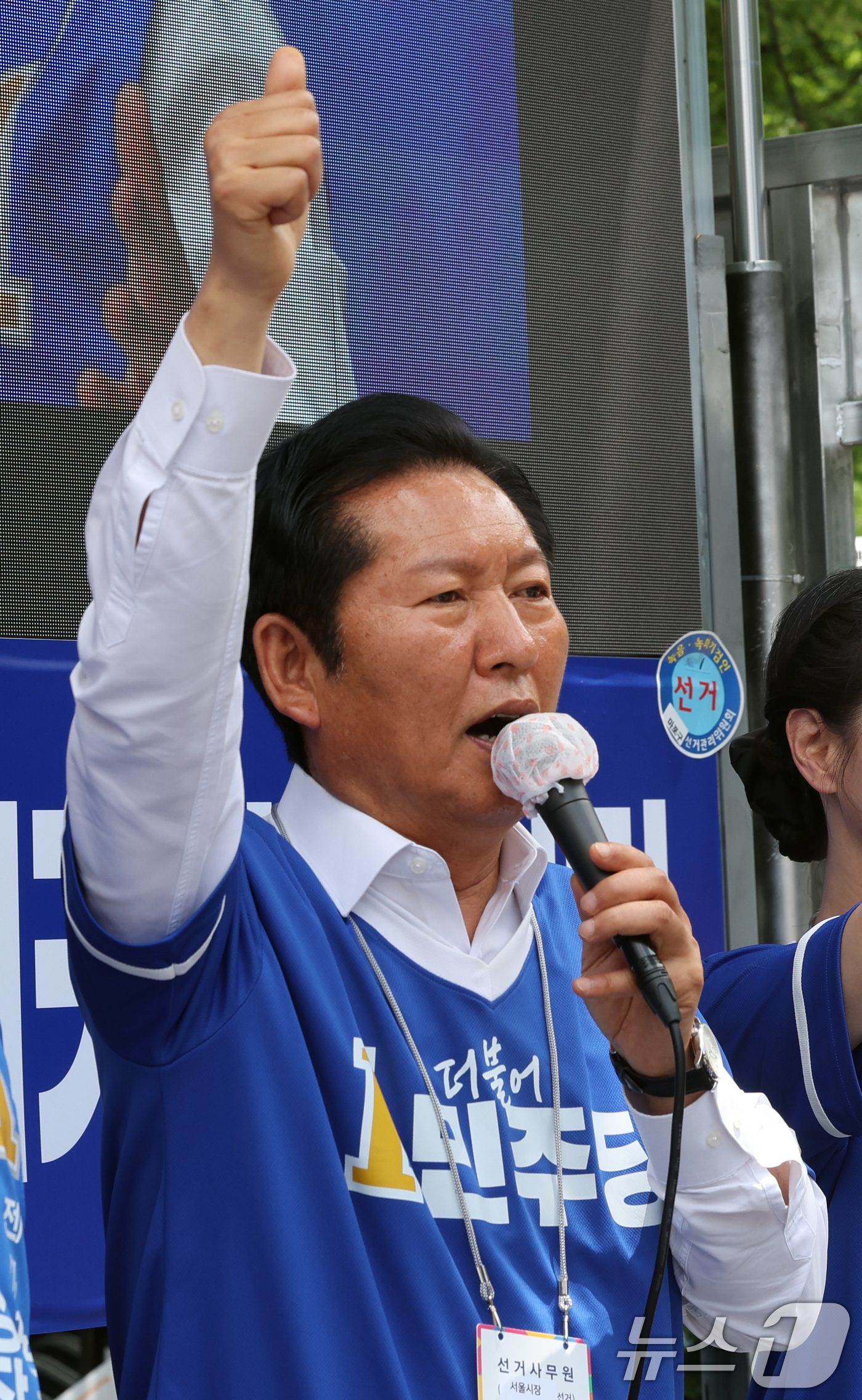 (서울=뉴스1) 황기선 기자 = 정청래 더불어민주당 대표가 28일 오후 서울 마포구 망원역 앞에서 유권자들에게 지지를 호소하고 있다.  2026.5.28/뉴스1
