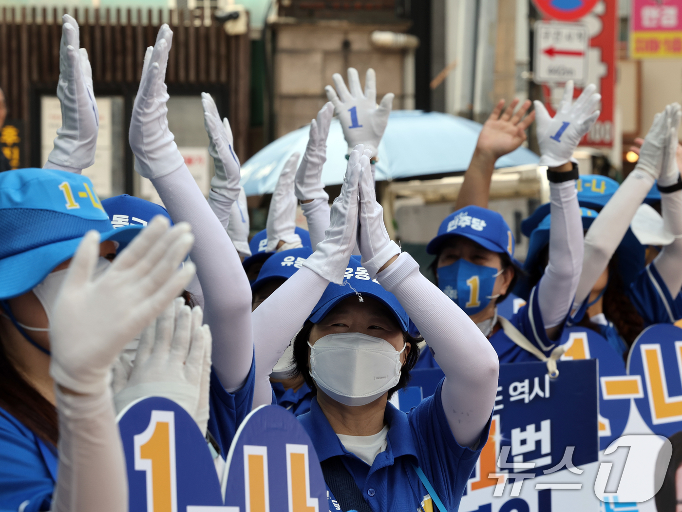 (서울=뉴스1) 황기선 기자 = 제9회 전국동시지방선거와 국회의원 재보궐선거 사전투표를 하루 앞둔 28일 오후 서울 마포구 망원역 앞에서 더불어민주당 선거운동원들이 유권자들에게 지 …
