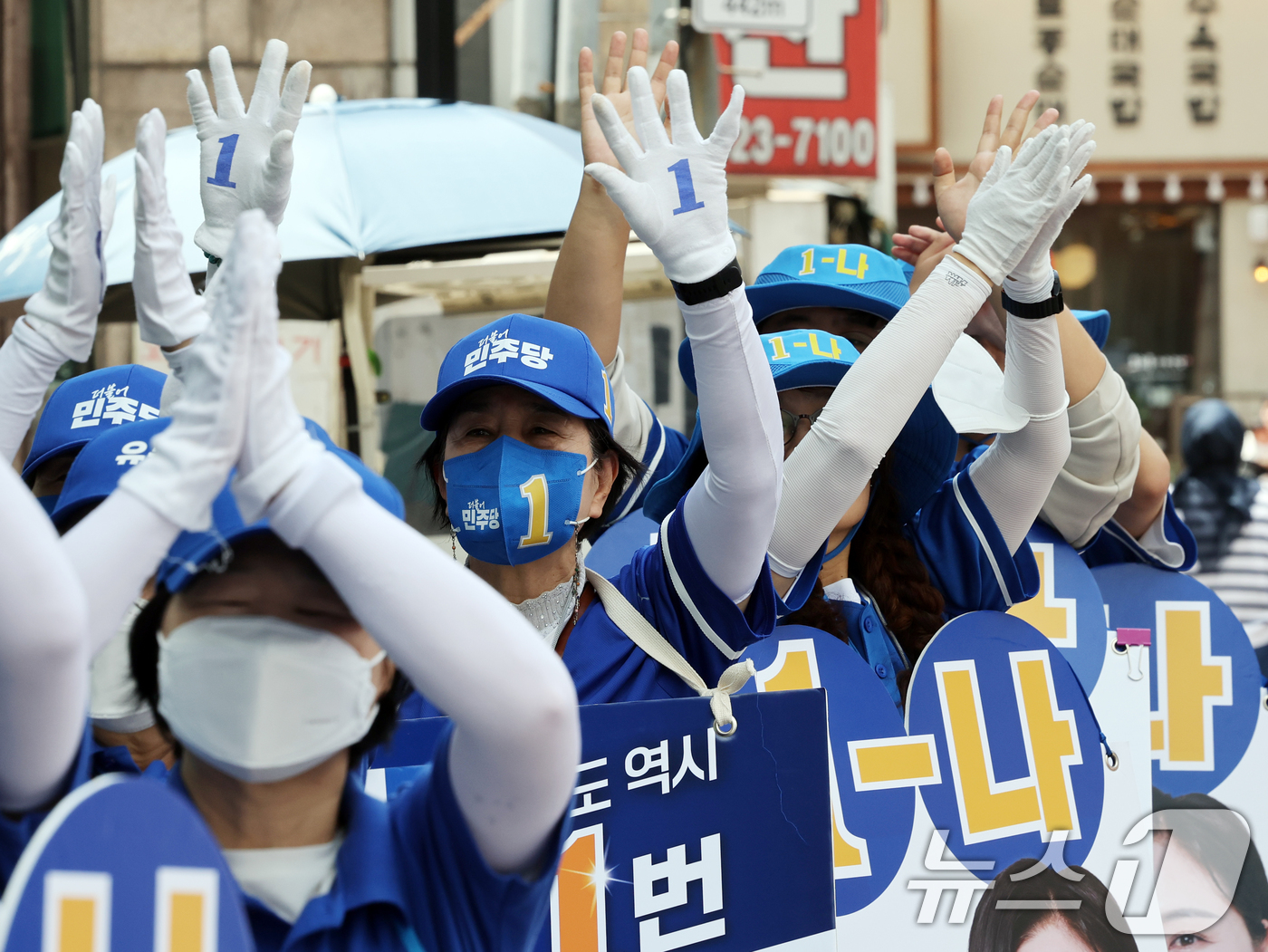 (서울=뉴스1) 황기선 기자 = 제9회 전국동시지방선거와 국회의원 재보궐선거 사전투표를 하루 앞둔 28일 오후 서울 마포구 망원역 앞에서 더불어민주당 선거운동원들이 유권자들에게 지 …