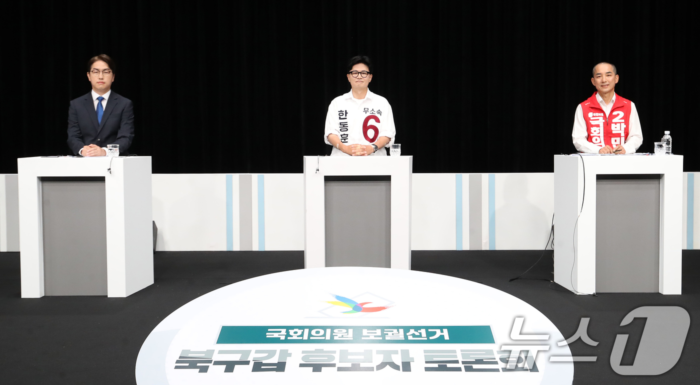 (부산=뉴스1) 윤일지 기자 = 하정우 더불어민주당 부산 북구갑 국회의원 후보(왼쪽부터), 한동훈 무소속 부산 북구갑 국회의원 후보, 박민식 국민의힘 부산 북구갑 국회의원 후보가 …