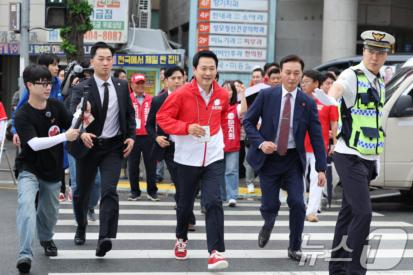 (논산=뉴스1) 신웅수 기자 = 장동혁 국민의힘 대표가 28일 충남 논산시 화지중앙시장을 찾아 시민들과 인사를 나누기 위해 횡단보도를 뛰어서 건너고 있다. 2026.5.28/뉴스1 …