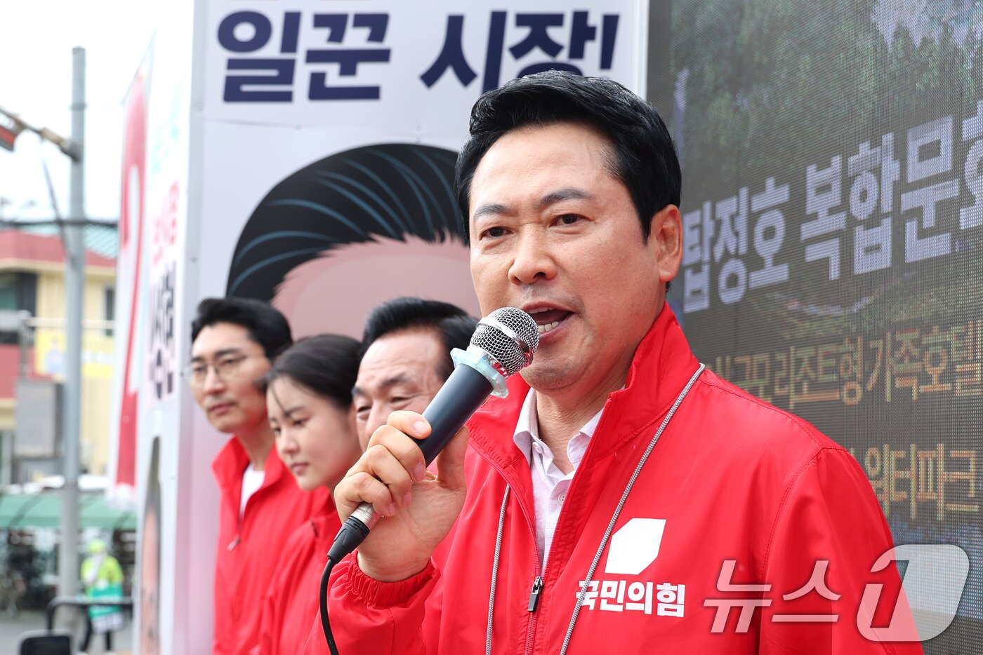 본문 이미지 - 장동혁 국민의힘 대표가 28일 충남 논산시 화지중앙시장을 찾아 백성현 논산시장 후보 지지를 호소하고 있다. 2026.5.28 ⓒ 뉴스1 신웅수 기자
