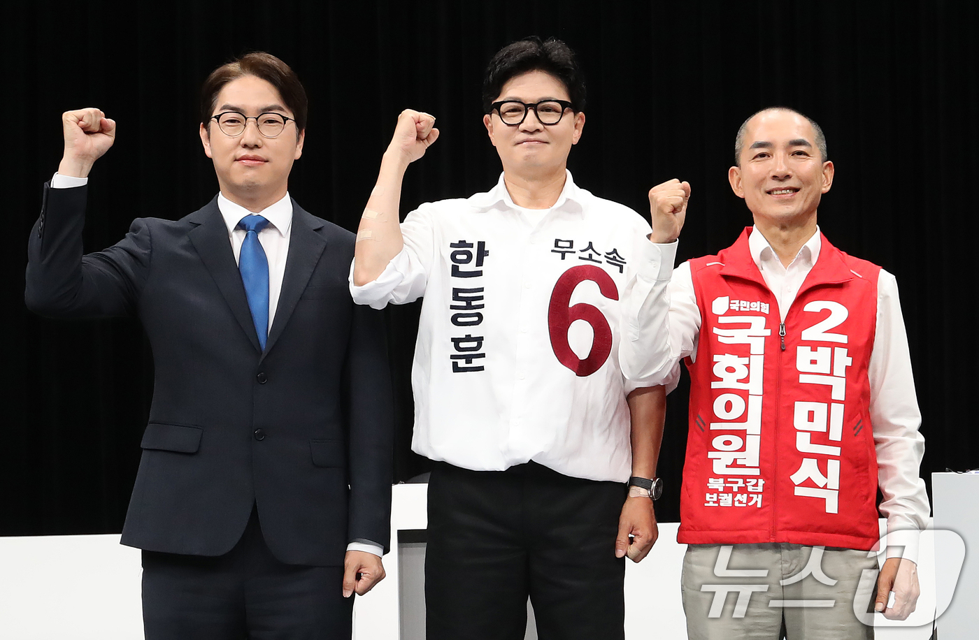 (부산=뉴스1) 윤일지 기자 = 하정우 더불어민주당 부산 북구갑 국회의원 후보(왼쪽부터), 한동훈 무소속 부산 북구갑 국회의원 후보, 박민식 국민의힘 부산 북구갑 국회의원 후보가 …
